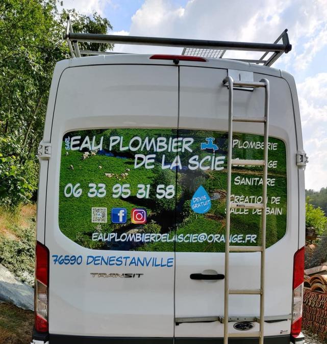 Eau plombier de la scie